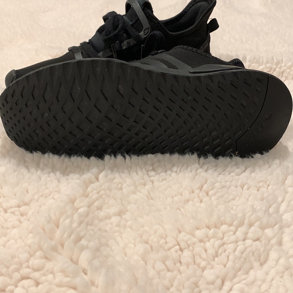 ADIDAS SHOES! 🖤👟 - Picture 7 of 8